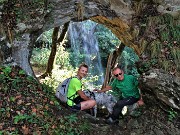 22 Ed eccoci alla 'Grotta dei ladri' con la cascata scrosciante dall'alto